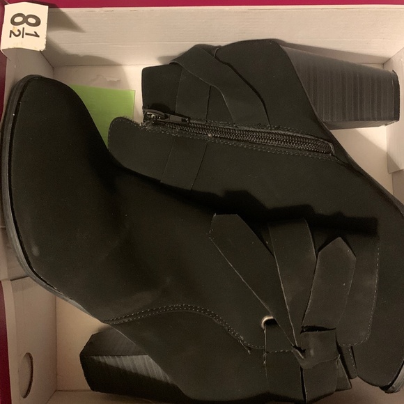 D’LISH HEELS - Picture 1 of 2